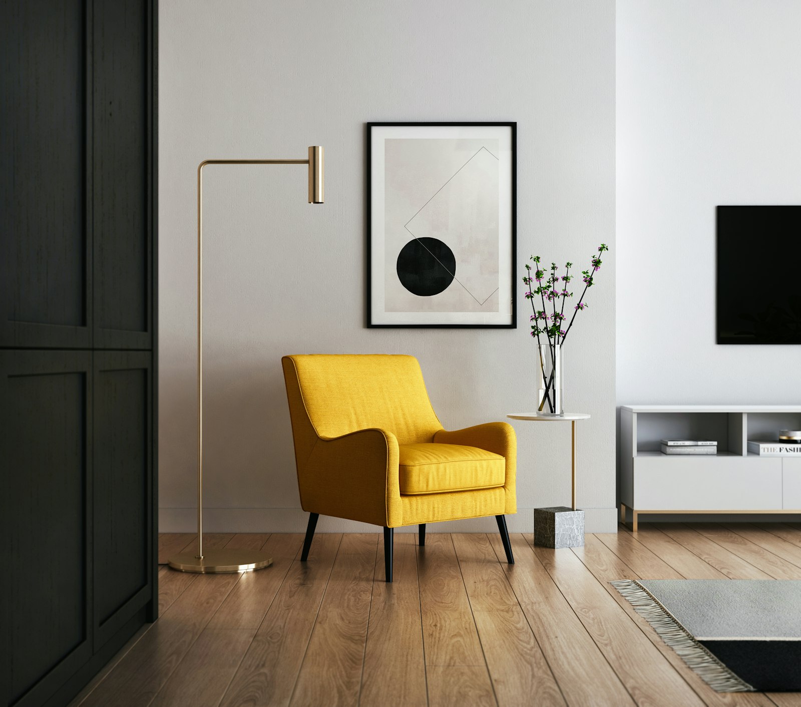 Loft mit dunkler Wand, gelbem Sessel und großen Fenstern
